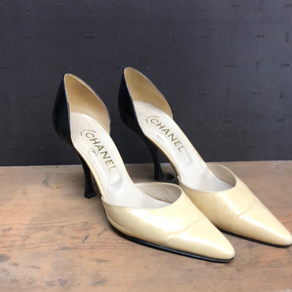 Chanel Women's Black and Cream Heels